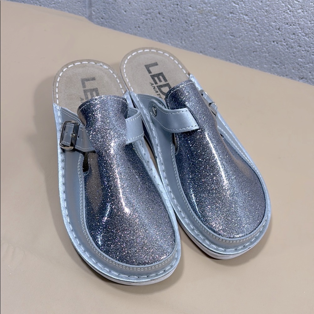 LEDI ANATOMIC Silver Glitter Slide Sandals​​​